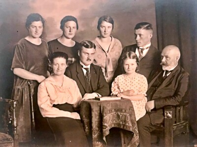 Uploads/Alt-und-undatiert/1.Stammfamilie.jpg
